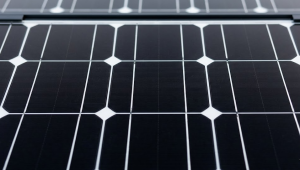 对于大多数商业和工业项目而言，选择哪种类型的太阳能电池板取决于效率和成本之间的权衡。两种类型的太阳能电池板都能可靠地发电，并提供25年的性能保证。两者之间没有绝对的优劣之分。